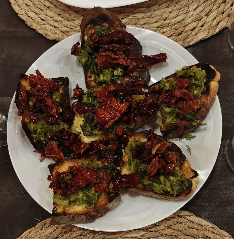 Grande bruschetta di pane di Matera condita con olio EVO e scaglie di peperone crusco