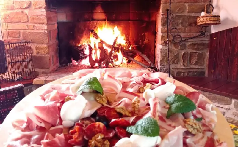 Il caminetto monumentale all'interno della cucina di Antonella
