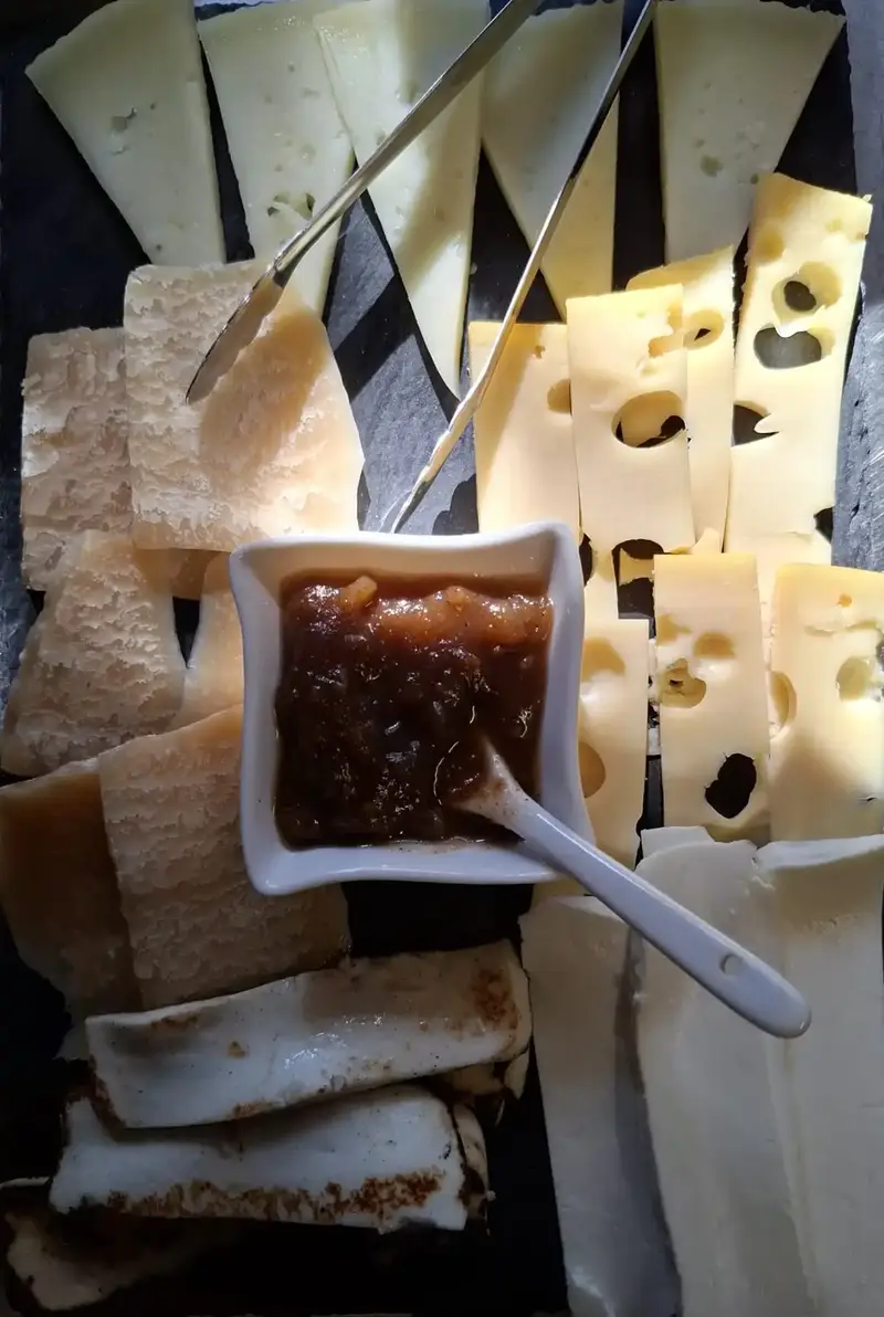Selezione di conserve biologiche, carciofini e formaggi lucani della casa