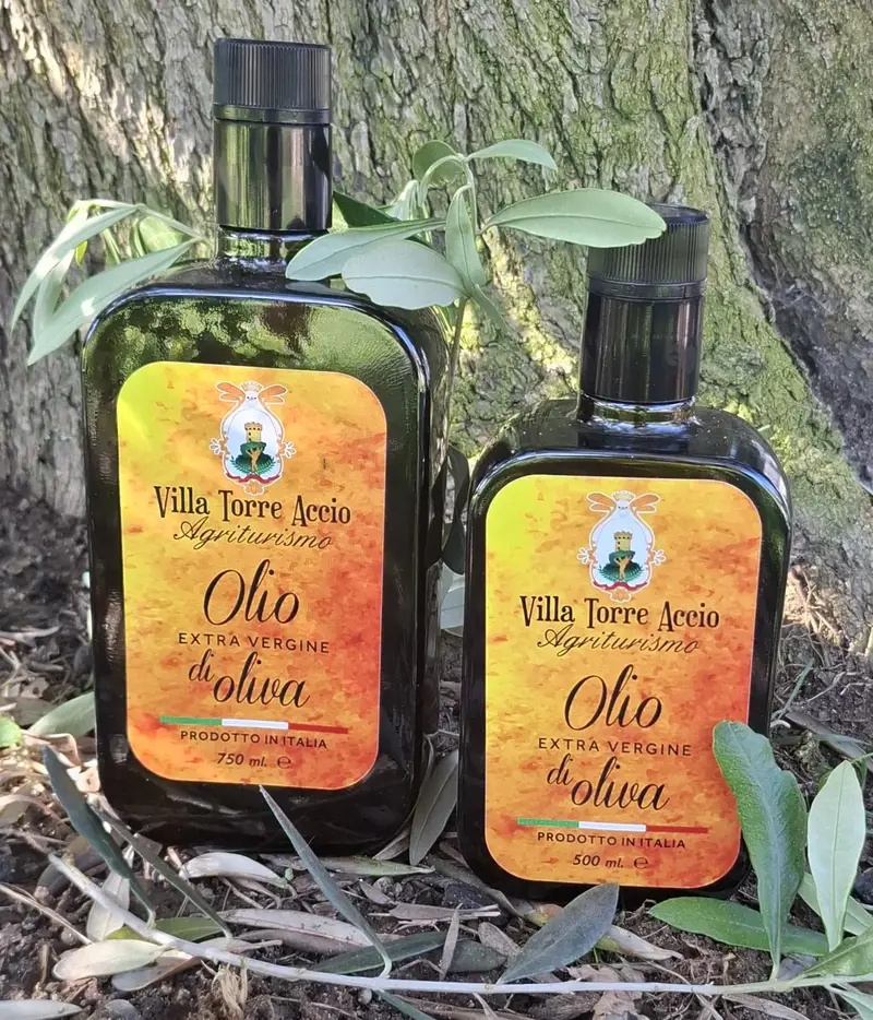 Le bottiglie confezionate dell'Olio EVO biologico di Villa Torre Accio