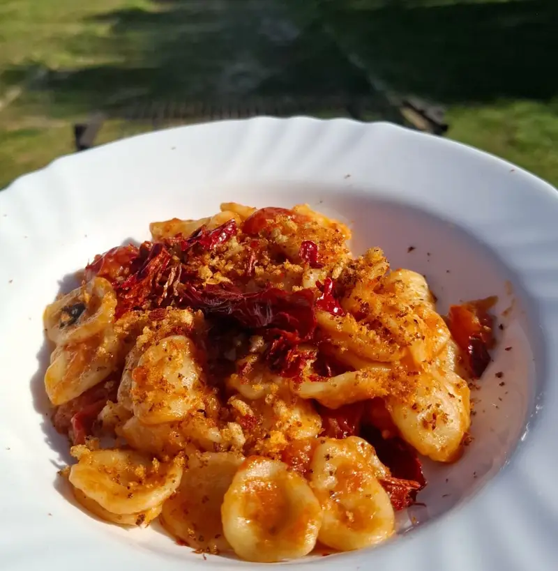 Piatto tradizionale di orecchiette condite con peperoni cruschi e mollica fritta