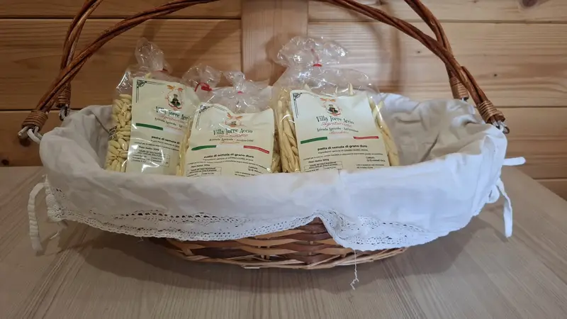 Pasta artigianale lucana stesa sul tradizionale tumpagno di legno