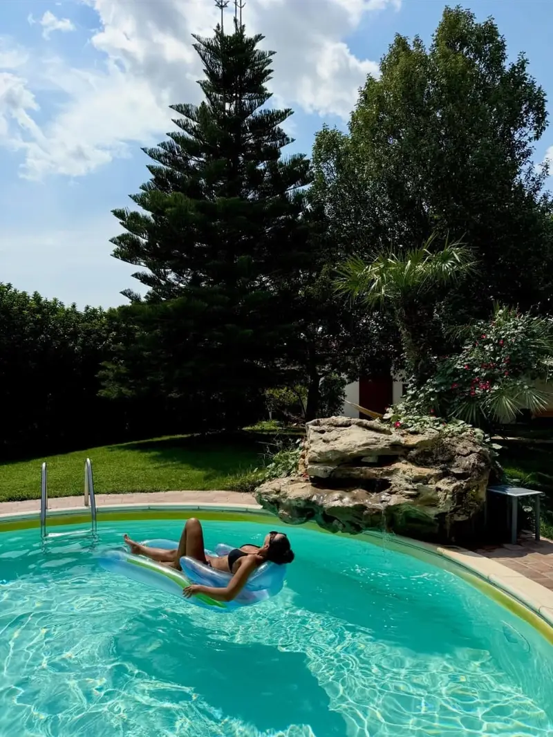 La piscina panoramica immersa nella macchia mediterranea lucana